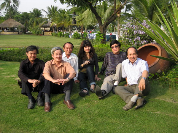 Nhà thơ Hải Kỳ cùng bạn bè ở TP Hồ Chí Minh