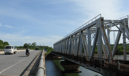 Đường Hồ Chí Minh nhánh đông và đường sắt Bắc- Nam bắc qua dòng sông