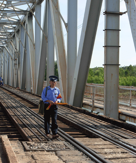 Hàng ngày những nhân viên đường sắt đều thực hiện nhiệm vụ tuần đường để bảo đảm an toàn cho những chuyến tàu