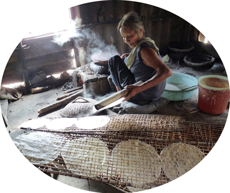Cụ bà Cao Thị Hường năm nay 75 tuổi vẫn miệt mài bên nồi bánh, đã có 60 năm tuổi nghề làm bánh tráng mè xát, có 8 người con thì 6 người nối nghề mẹ.