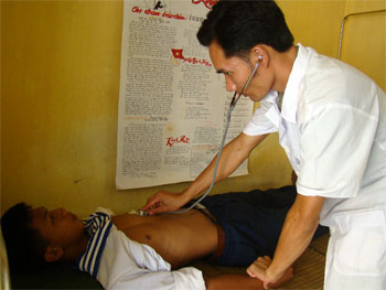 Thượng úy- Cử nhân điều dưỡng Trần Phúc Tiến, Bệnh xá đảo Phan Vinh chăm sóc sức khỏe cho bộ đội.