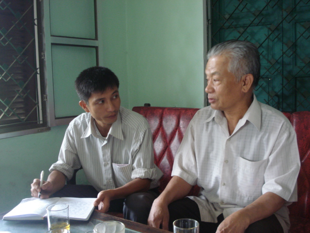 Phóng viên Báo Quảng Bình trò chuyện với những người có gốc Miền Nam
