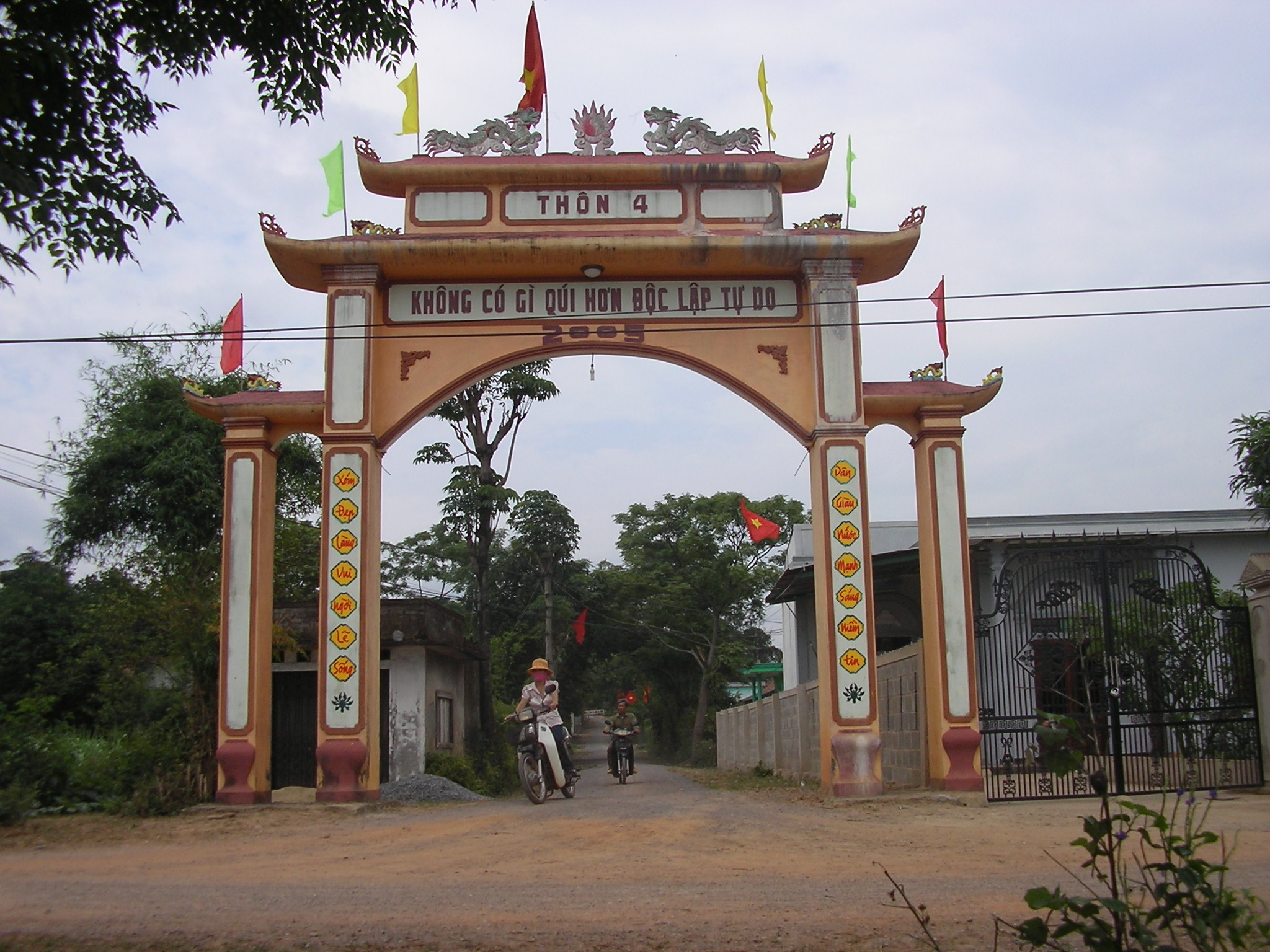 Đường làng ngõ xóm ở thị trấn Lệ Ninh