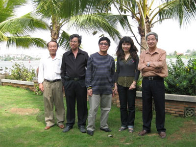 Nhà thơ Hải Kỳ (người đứng khoanh tay, ngoài cùng bên phải) cùng bạn thơ bên sông Hương, năm 2005. Ảnh: Nguyễn Quang Vinh