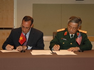 Trung tướng, Thứ trưởng Bộ Quốc phòng Việt Nam Nguyễn Chí Vịnh và Phó Trợ lý Bộ trưởng Quốc phòng Hoa Kỳ Robert Scher ký Bản ghi nhớ. (Ảnh: Đỗ Thúy/TTXVN)