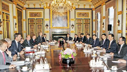 Thủ tướng Nguyễn Tấn Dũng hội đàm với Thủ tướng M.Rút-tơ. Ảnh: ÐỨC TÁM (TTXVN).