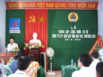 Lễ thành lập công đoàn cơ sở Công ty CPXLDK PVC Trường Sơn (T.P Đồng Hới). Ảnh: Quang Công.