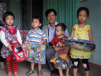 Chi đoàn Báo Quảng Bình tặng  học bổng cho các cháu HS nghèo vượt khó học giỏi xã Quảng Thạch. Ảnh T.L