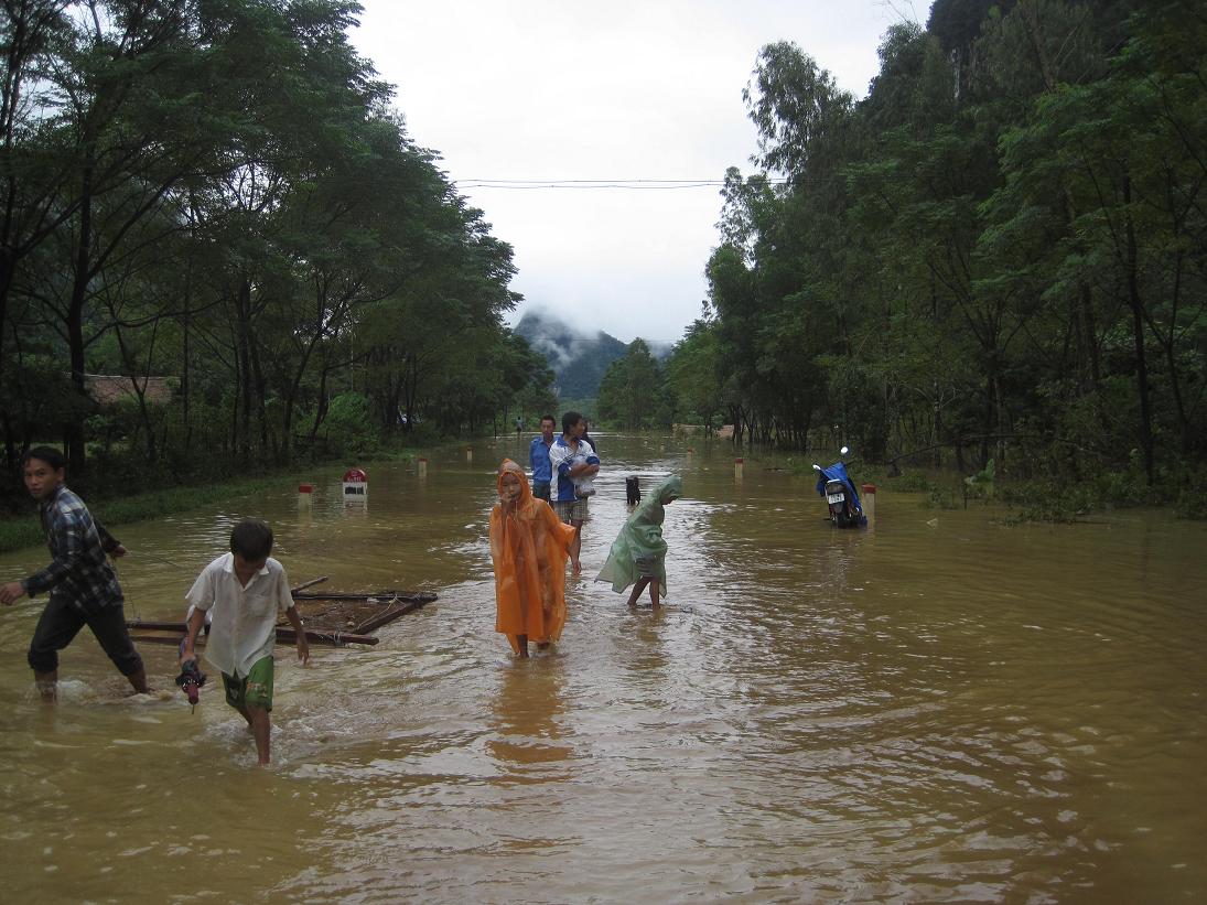 Đường Hồ Chí Minh qua thôn Phú Nhiêu (Thượng Hóa, Minh Hóa) ngập trong lụt. Ảnh: Thanh Long.