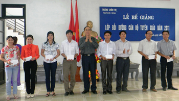 Đồng chí Đặng Văn Hoàn trao phần thưởng cho các học viên có thành tích xuất sắc. Ảnh: Nguyễn Hoàng.