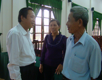 Đồng chí Hoàng Đăng Quang tiếp xúc với cử tri huyện Bố Trạch. Ảnh: N.M