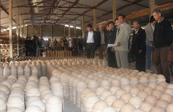 Dây chuyền sản xuất bát hứng mủ cao su của Công ty TNHH gốm sứ Đức Huấn. Ảnh: Hiền Chi.