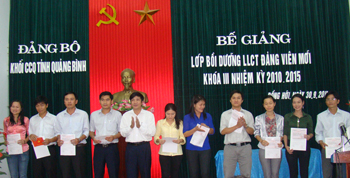 Đồng chí Nguyễn Công Huấn, Bí thư Đảng ủy Khối trao giấy chứng nhận cho các đảng viên mới. Ảnh: Tuyết Nga.