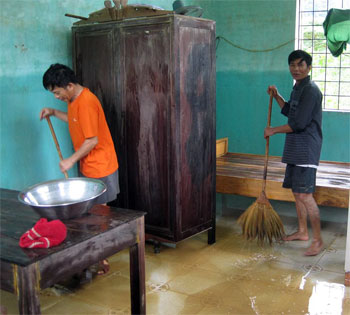Cán bộ Trạm y tế xã Tân Hóa dọn vệ sinh, sẵn sàng đối phó với dịch bệnh có thể xảy ra sau lũ. Ảnh: Thanh Long