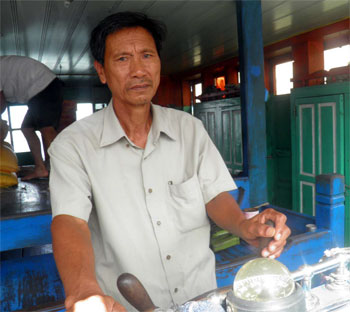 Thầy giáo làng Nguyễn Văn Ty trên một con thuyền của mình. Ảnh: Minh Phong