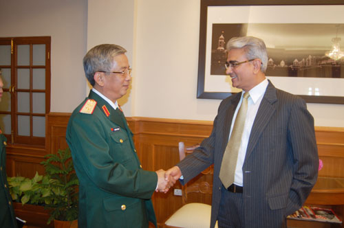 Trung tướng Nguyễn Chí Vịnh, Thứ trưởng Bộ Quốc phòng gặp Thư ký Quốc phòng Ấn Độ Sa-si Can Sác-ma.