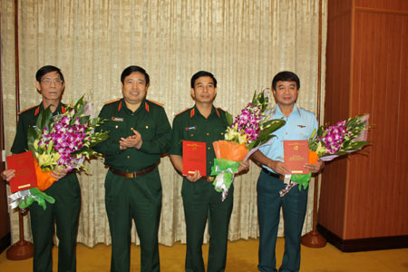 Bộ trưởng Phùng Quang Thanh với các cán bộ được bổ nhiệm chức vụ
