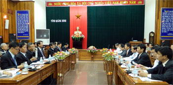 Hội đàm giữa lãnh đạo hai tỉnh Quảng Bình và Nakhon Phanom. Ảnh: Hiền Chi