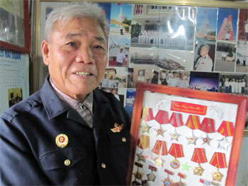 Cựu chiến binh tàu không số Phạm Quốc  Hồng với những kỷ vật thời trận mạc. Ảnh: Phương Lâm