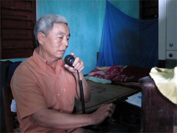 Ông Nguyễn Văn Biểu và nhiệm vụ hàng ngày của mình ở đài canh bão xã Cảnh Dương. Ảnh: Phương Lâm