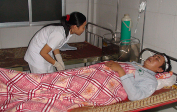 Trung úy Nguyễn Văn Quý đang điều trị tại bệnh viện. Ảnh: Ngọc Mai