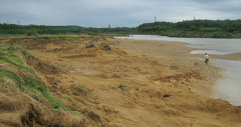 Hàng chục ha đất nông nghiệp ở xã Trường Thủy (Lệ Thủy) bị nước lũ cuốn trôi. Ảnh: D.C.H