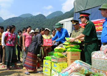 Đoàn cứu trợ trao quà cho người dân bản Hang Chuồn (Trường Xuân, Quảng Ninh). Ảnh: Nguyễn Hoàng