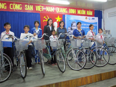 Trao tặng xe đạp cho học sinh có hoàn cảnh khó khăn tại huyện  Lệ Thủy. Ảnh: B.A