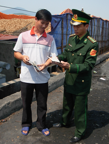 Kiểm tra các thủ tục liên quan đến hàng hóa tại cảng Hòn La (Quảng Đông, Quảng Trạch). Ảnh: Hiền Chi
