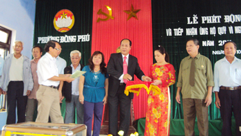 Cán bộ, nhân dân và các doanh nghiệp đóng trên địa bàn phường Đồng Phú tham gia ủng hộ quỹ vì người nghèo năm 2011. Ảnh: N.T.H