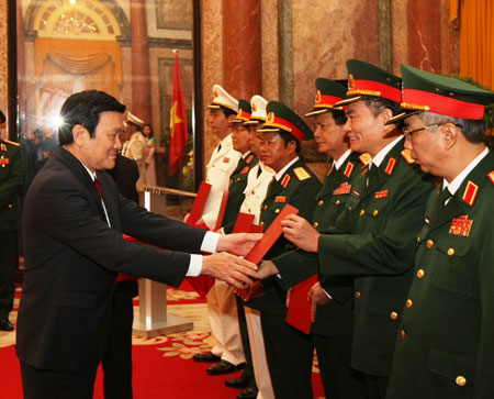 Chủ tịch nước Trương Tấn Sang trao quyết định thăng quân hàm Thượng tướng cho 9 cán bộ cấp cao Quân đội nhân dân và Công an nhân dân.  Ảnh: Khổng Minh Khánh