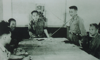 Đại tướng Võ Nguyên giáp và Bộ Tổng Tham mưu, Bộ tư lệnh Miền chuẩn bị kế hoạch tác chiến chiến dịch đường 9 - Nam Lào. Ảnh: T.L