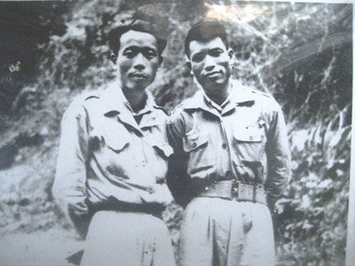 Ông Hoàng Sâm (trái) cùng ông Văn Tiến Dũng tại chiến khu Việt Bắc, năm 1947. (Nguồn: Internet)