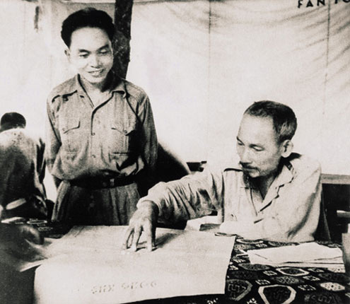 Chủ tịch Hồ Chí Minh và đại tướng Tổng tư lệnh Võ Nguyên Giáp tại Sở chỉ huy Chiến dịch Biên giới 1950. (Nguồn: Internet)