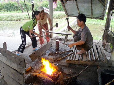 Gia đình anh Đoàn Mại ở thôn Nhân Hòa, Quảng Hòa vẫn miệt mài với nghề rèn truyền thống của mình. Ảnh: T.H