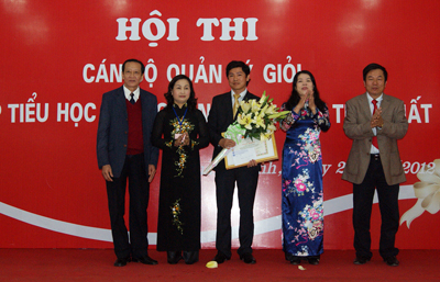 Đại diện lãnh đạo Sở GD-ĐT, LĐLĐ tỉnh trao giải nhất  cho thầy giáo Phan Thanh Bình, Trường THCS và THPT Chu Văn An. Ảnh: N.M