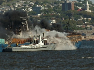 Khẩn trương cứu hộ tàu bị nạn. (Nguồn: Báo El País)