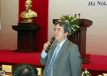 Thống đốc Nguyễn Văn Bình trả lời báo giới tại buổi họp báo Chính phủ thường kỳ tháng 2-2012. - Ảnh: Chinhphu.vn