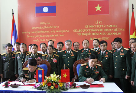 Đại tướng Phùng Quang Thanh và Thượng tướng Đuông-chay Phi-chít ký Kế hoạch hợp tác năm 2012 giữa Bộ Quốc phòng hai nước
