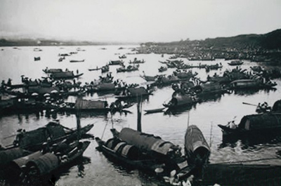Sông Hương ngày vua Khải Định băng hà: 6-11-1925. (Chụp lại từ ảnh tư liệu).