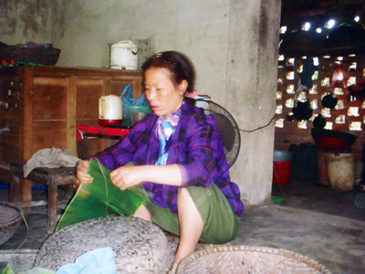 Bà Trần Thị Dung đang chuẩn bị lá để gói bánh