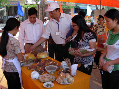 Giới thiệu các món ăn truyền thống của người dân Minh Hóa. Ảnh: M.V