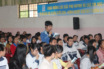 Học sinh THPT thành phố Đồng Hới tại ngày hội tư vấn tuyển sinh và hướng nghiệp tổ chức vào ngày 4-3-2012. Ảnh: N.M