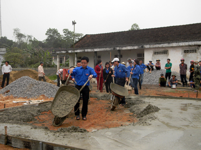 Các ĐVTN Khối Doanh nghiệp cùng người dân thôn Mai Hạ tiến hành bê tông hóa sân bóng chuyền, khuôn viên nhà văn hóa thôn