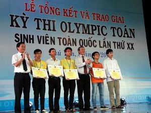 5 sinh viên đoạt giải xuất sắc Olympic Toán. (Ảnh: TTXVN)