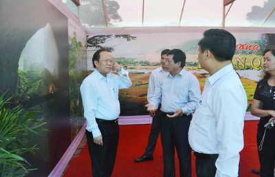 Bộ trưởng Bộ VH-TT-DL Hoàng Tuấn Anh thăm gian hàng  Quảng Bình tại triển lãm Về miền di sản - Huế 2012. Ảnh: X.H