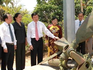 Chủ tịch nước Trương Tấn Sang tham quan các hiện vật tại khu di tích. (Ảnh: TTXVN)
