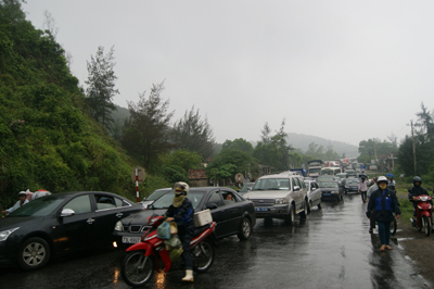 Hàng trăm xe ô tô bị ách tắc trên đèo Lý Hòa.