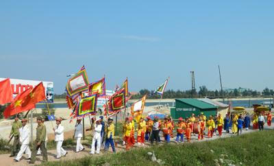 Lễ rước linh tại lễ hội cầu ngư năm 2012. Ảnh: H.C