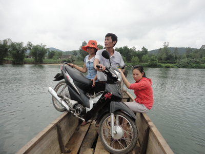 Hiểm họa đò ngang đang rình rập người dân thôn khe Dét và Hà Sơn.